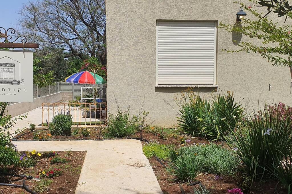 נקודת חן Apartamento Shadmot Devora Exterior foto